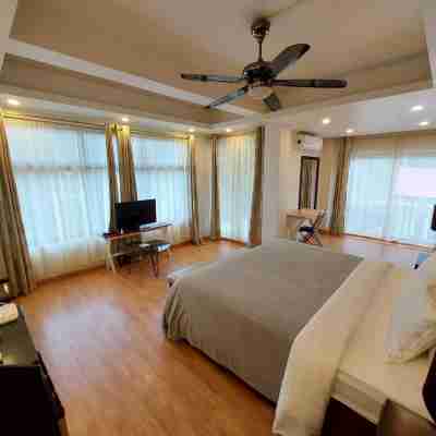 Shalom Farmhouse by the Hillside Rooms