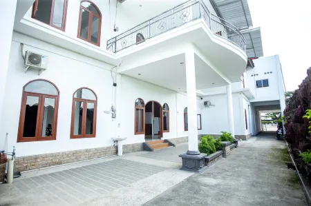 De Luna Guest House Отели в г. Західний Ломбок