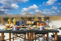 Venus Pyramids Inn - Top Roof Access W Free Break Fast - Homestays