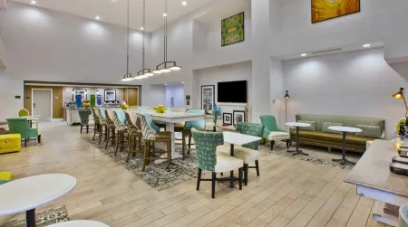Hampton Inn & Suites Alliance