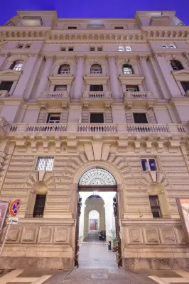 娜普豪華旅館 Complesso Monumentale di S. Maria La Nova附近的飯店