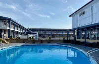 R Nite Star Inn and Suites -Home of the Cowboys & Rangers - Pools