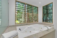 Sanctuary Palm Cove - Hot Tub