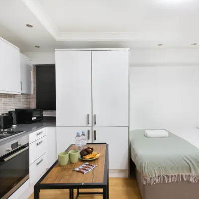 Studio9 Rooms - Next to Emirates Stadium - Budget Rooms with Shared Bathroom Hotel dekat Stadion Emirates
