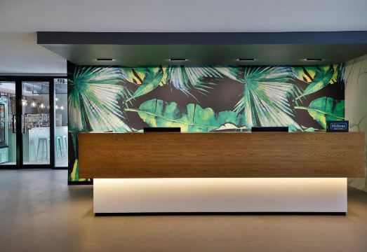 더블트리 바이 힐튼 레지던스의 주방 및 거실 공간