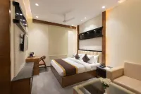 클릭 컬렉션 스파르쉬, 바렐리 Vishnu Inter College Play Ground 주변 호텔