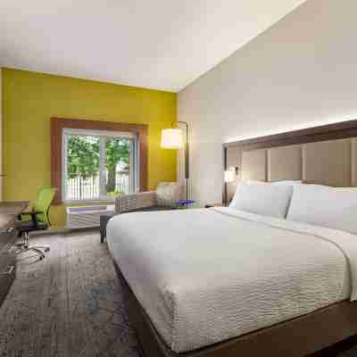 Holiday Inn Express & Suites REDDING by IHG Rooms
