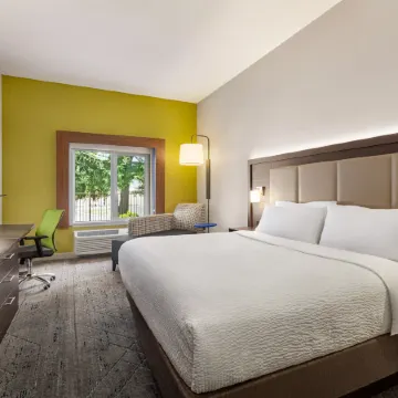 Holiday Inn Express & Suites REDDING by IHG