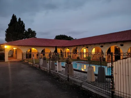 Captains Quarters Motor Inn Отели рядом с достопримечательностью «Мейпл Арборетум»