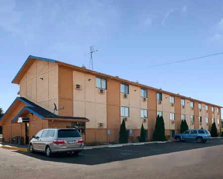 Super 8 by Wyndham Benton Harbor/St. Joseph Отели в г. Бентон Хайтс