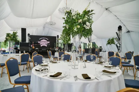 Глемпинг-парк «Дикий берег» Отели рядом с достопримечательностью «Дом Перевертыш»