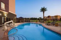 La Quinta Inn & Suites by Wyndham Gonzales La - Swimmingpools