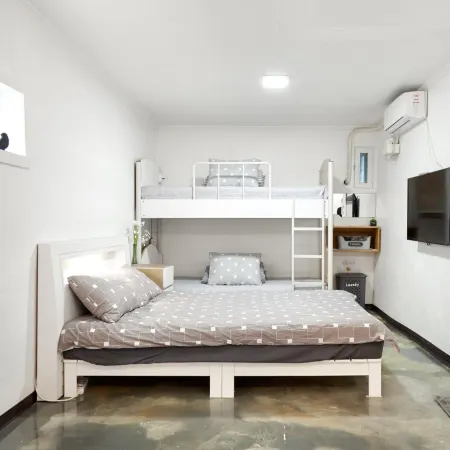 Jun Guesthouse Отели рядом с достопримечательностью «Детская площадка Wau Park»