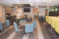 La Quinta Inn & Suites by Wyndham Jamestown - breakfast