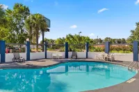 Quality Inn & Suites Aiken - مسبح