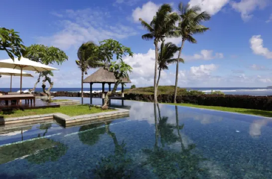 Shanti Maurice Resort & Spa Отели рядом с достопримечательностью «Парк Блу Бэй Марин»