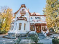 維拉卡梅利亞飯店 佩列斯城堡（Peles Castle）附近的飯店