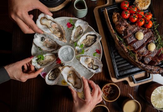 메리어트 호텔 알 포르산의 웅장한 수영장 전경