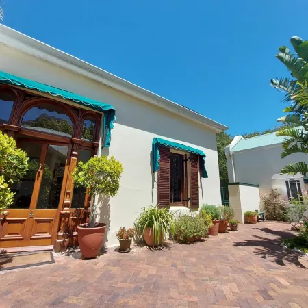 Newlands guest house Отели рядом с достопримечательностью «Стадион «Атлон»»