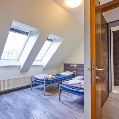 HI Generation Europe Hostel Отели рядом с достопримечательностью «Станция метро Simonis Leopold II»