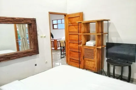 Tiray Homestay Syariah Yogyakarta Mitra RedDoorz Отели в г. Ngemplak