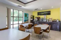 Super 8 by Wyndham Petersburg - breakfast