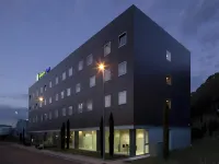 Holiday Inn Express Pamplona Hotels near Primark