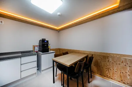 Changnyeong Sweet Hotel Отели рядом с достопримечательностью «Gyo-dong and Songhyeon-dong Tumuli»