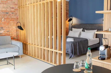 Project June Отели в г. Тельтов-Флеминг