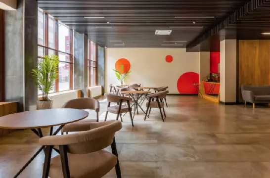 IQ Aparts (Айкью Апартс) Отели рядом с достопримечательностью «Собор Александра Невского»