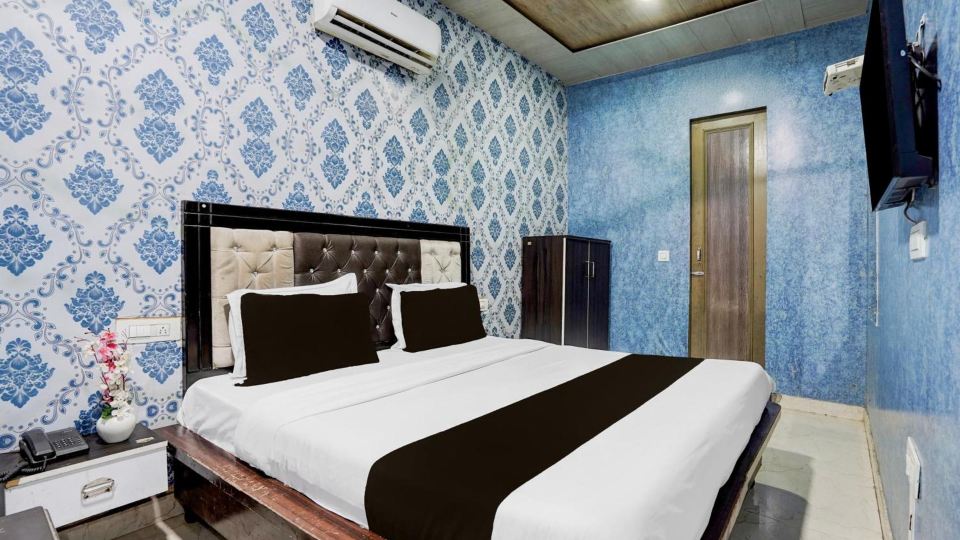 Super Hotel O by OYO Zirakpur City Court Complex Formerly the Platinum