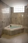 Hotel Tirta Kencana Cipanas Garut - Hot Tub
