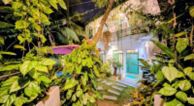 靠近海灘的靈魂別墅和小屋，帶泳池 酒店