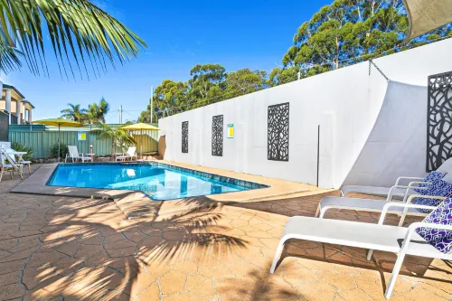 Peninsula Nelson Bay Motel and Serviced Apartments - parking
