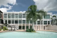 Platinum Hotel - Pools