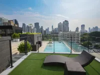 Ashley Hotel BKK Отели рядом с достопримечательностью «Торговый центр SeenSpace»