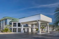 Days Inn & Suites by Wyndham Savannah Midtown Hotel a 