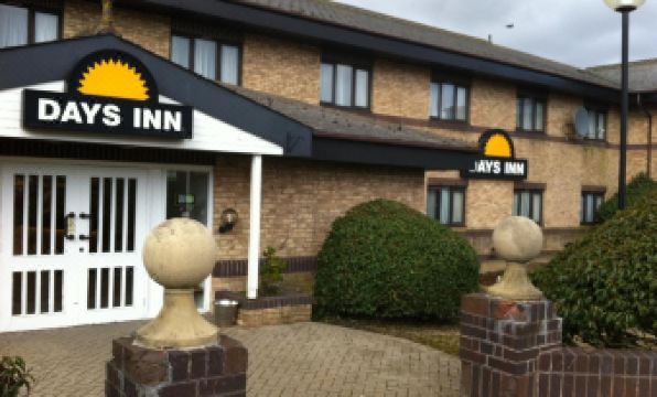 Days Inn by Wyndham Abington M74 - Housity