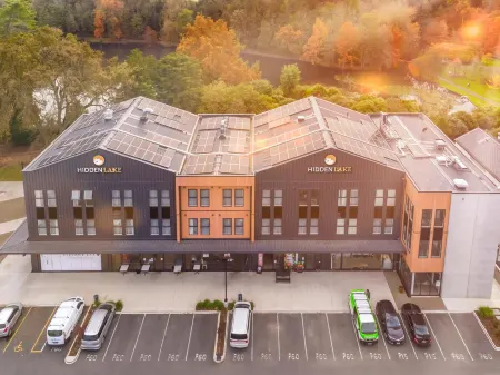 Hidden Lake Hotel & Apartments Отели рядом с достопримечательностью «Мейпл Арборетум»