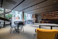 Maverick Athenaeum - Hostels