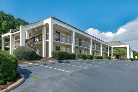 Baymont by Wyndham Columbus GA Отели рядом с достопримечательностью «Columbus State University Department of Theater»