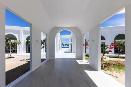 ISea by the Sea Отели рядом с достопримечательностью «Hoa Lan Island Resort»