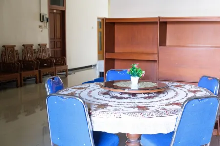 Homestay Griya Kinasih Syariah Pati Mitra RedDoorz Отели в г. Pati Regency