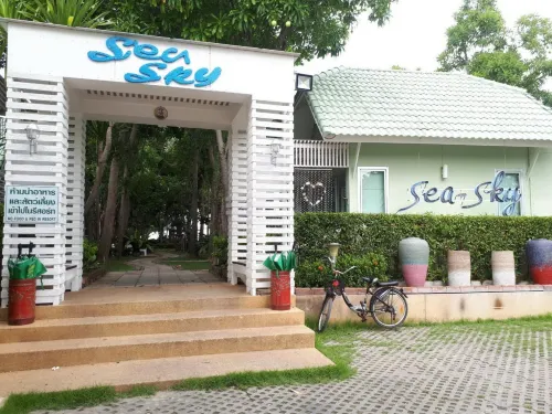 Sea-Sky Resort - bar