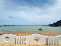 Anyavee Chom by the Sea - Pemandangan Pantai