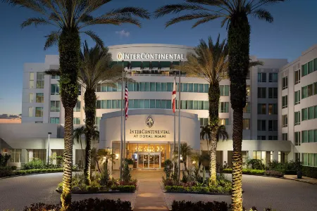 InterContinental Hotels at Doral Miami Отели рядом с достопримечательностью «Трамп Нешнел Дорал Майами»