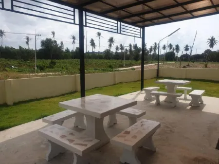 Ek Residence Banchang City Отели рядом с достопримечательностью «Wat Chak Mak»