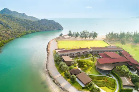 La Isla Pranburi Beach Resort Отели рядом с достопримечательностью «Tham Phraya Nakhon»