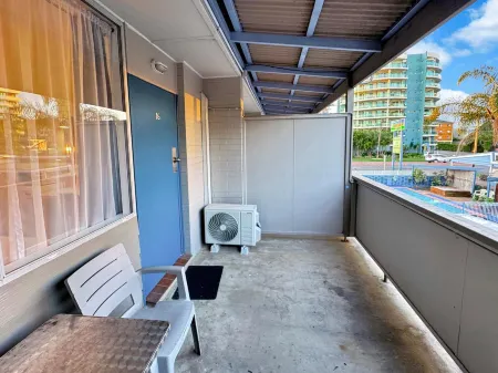 Golden Sands Motor Inn Отели в г. Танкарри