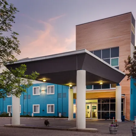 Prairie Crest Medicine Hat by IHG